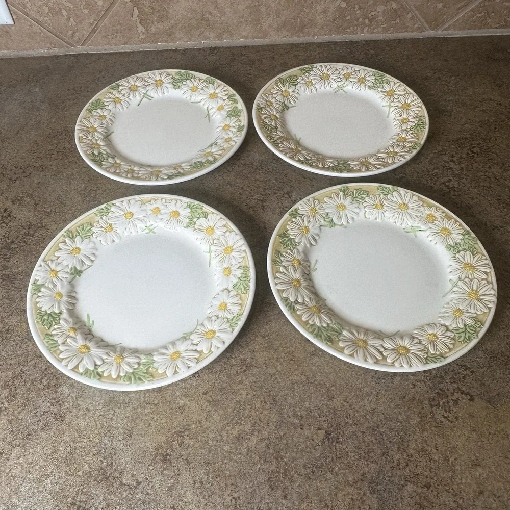 Vintage 1960's Poppytrail Metlox Sculptured Daisy Salad Plates Vernon Set Of 4